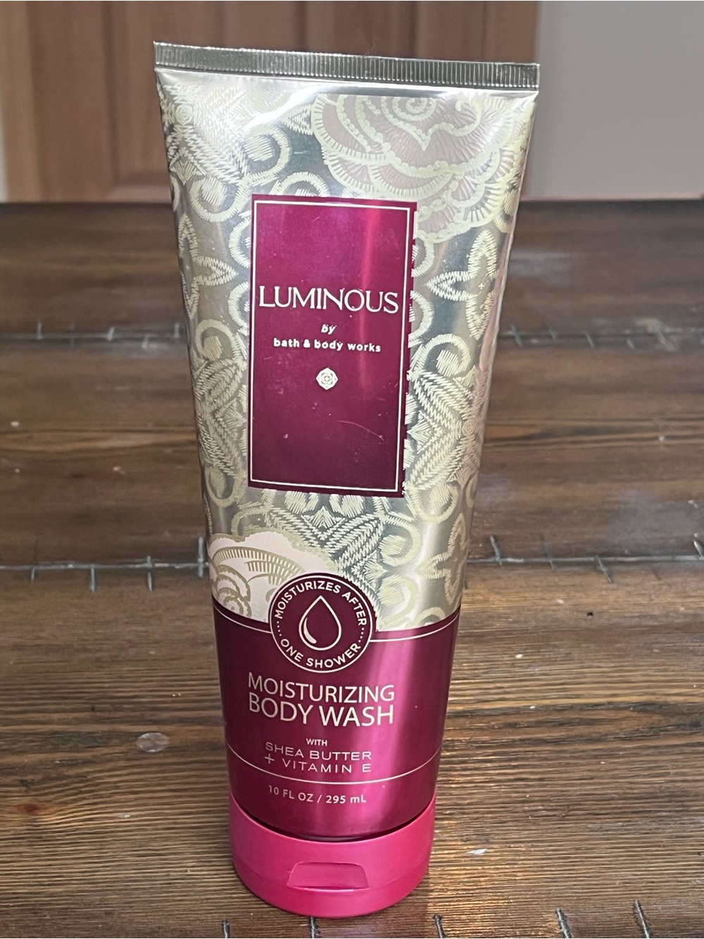 Bath & Body Works Luminous Moisturizing Body Wash - Magenta/Gold